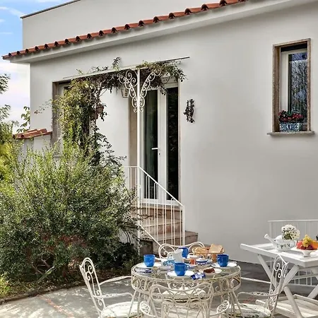Casa Bianca In The Heart Of The Town, Daily Housekeeping & Concierge 别墅