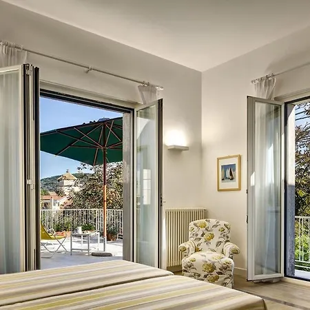Casa Bianca In The Heart Of The Town, Daily Housekeeping & Concierge Villa Sant'Agata sui due Golfi